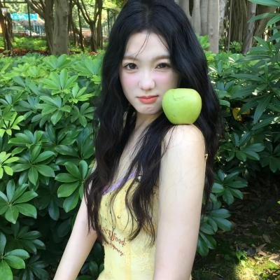 端盘子的姑娘